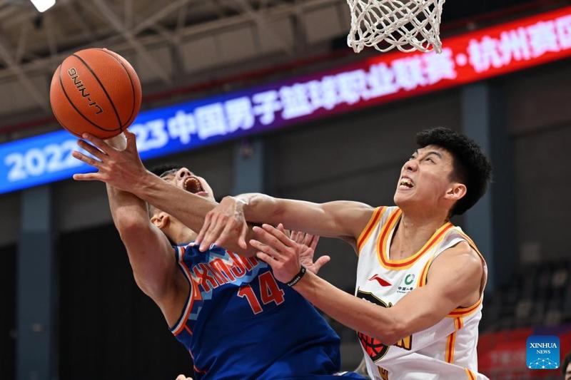 击败一个又